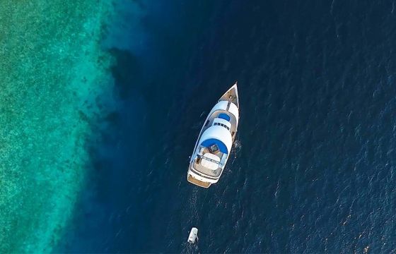 Motor yacht Honors Legacy Maldives yacht 33 500hp