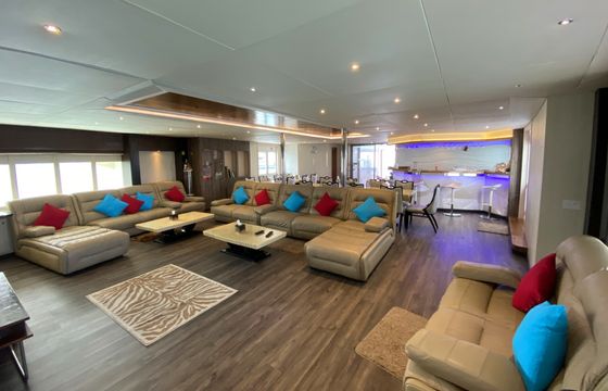 Motor yacht Honors Legacy Maldives yacht 33 500hp