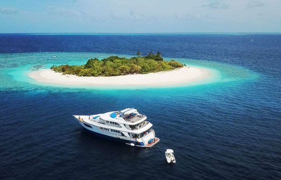 Motor yacht Honors Legacy Maldives yacht 33 500hp