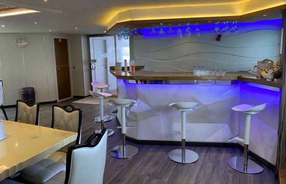 Motor yacht Honors Legacy Maldives yacht 33 500hp