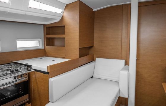 Sailboat Jeanneau Sun Odyssey 410 12.35m