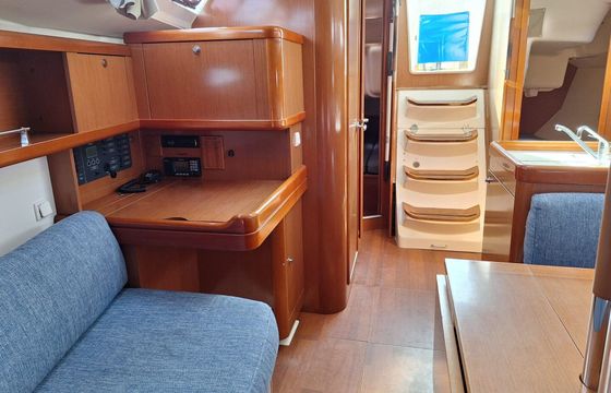 Sailboat BENETEAU OCEANIS 37 11.13m