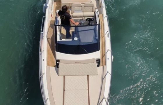 Motorboat Quicksilver Activ 875 Sundeck 500hp