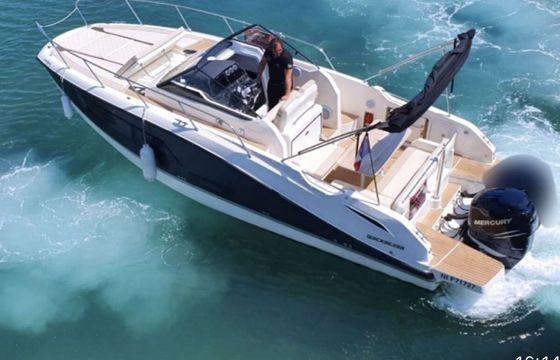 Motorboat Quicksilver Activ 875 Sundeck 500hp