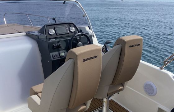 Motorboat Quicksilver Activ 675 Sundeck 200hp