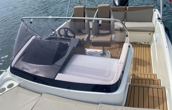 Motorboat Quicksilver Activ 675 Sundeck 200hp