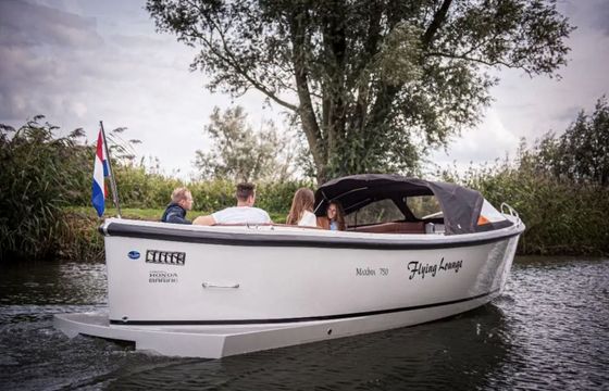 Motorboat Maxima Flying Lounge (vaarbewijs vereist) 100hp