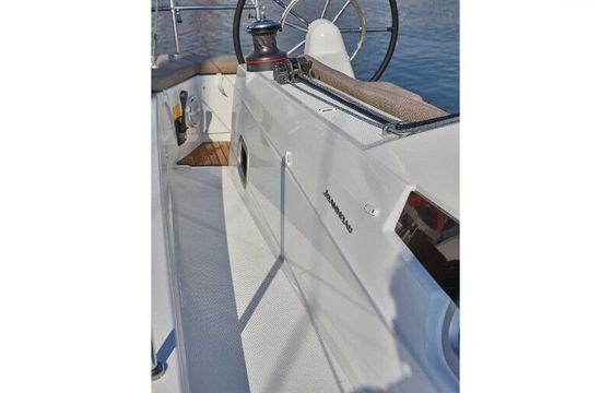 Sailboat Jeanneau Sun Odyssey 410 12m