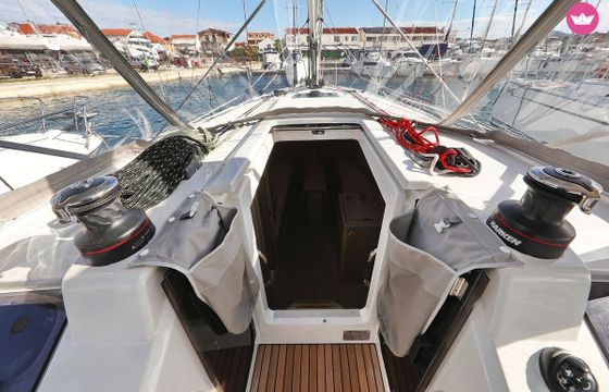 Sailboat Oceanis 34.1 10m