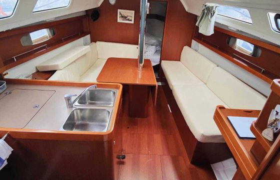 Sailboat Bénéteau Oceanis 31 9m