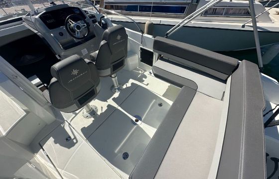 Motorboat JEANNEAU CAP CAMARAT 7.5 250hp