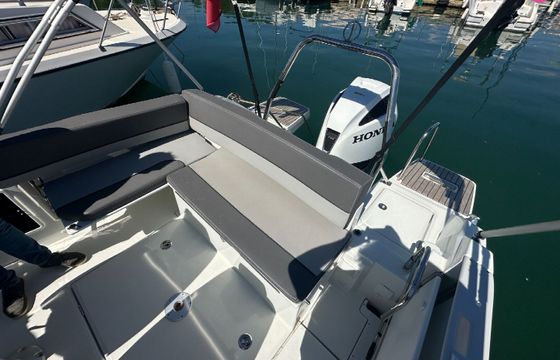 Motorboat JEANNEAU CAP CAMARAT 7.5 250hp