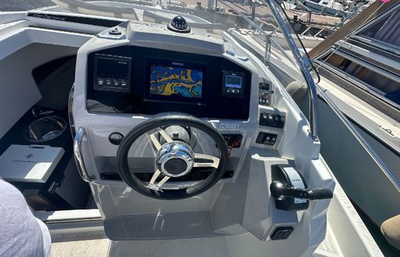 Motorboat JEANNEAU CAP CAMARAT 7.5 250hp