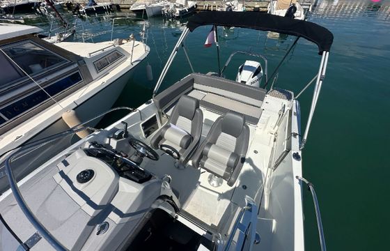 Motorboat JEANNEAU CAP CAMARAT 7.5 250hp