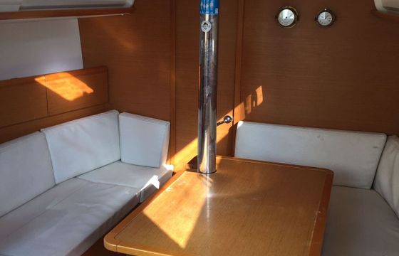 Sailboat JEANNEAU SUN ODYSSEY 379 10.98m