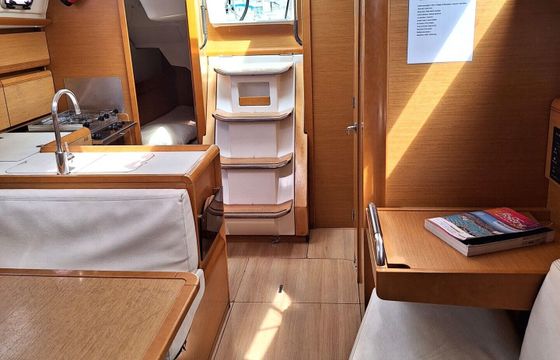 Sailboat JEANNEAU SUN ODYSSEY 379 10.98m
