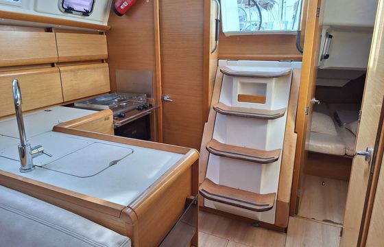 Sailboat JEANNEAU SUN ODYSSEY 379 10.98m