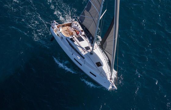Sailboat Sun Odyssey 350 10m
