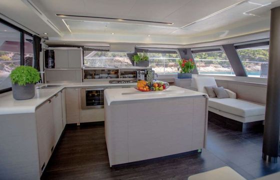 Catamaran Fountaine Pajot Power 67 20.3m