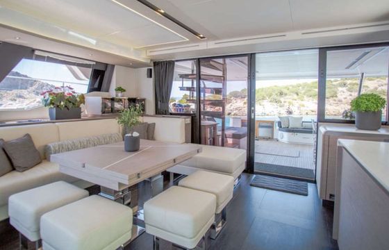 Catamaran Fountaine Pajot Power 67 20.3m
