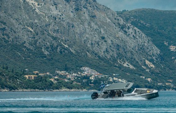 Motorboat Axopar 37 Sun Top 700hp