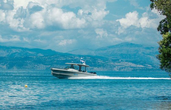 Motorboat Axopar 37 Sun Top 700hp