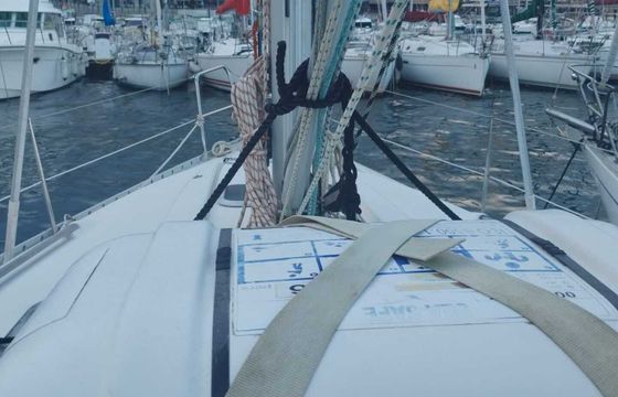 Sailboat Beneteau Océanis 351 10.4m