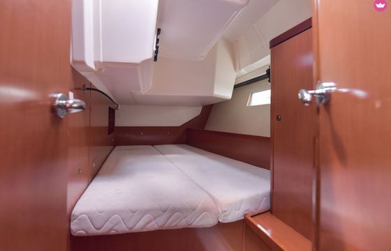 Sailboat Beneteau Oceanis 45 13.85m