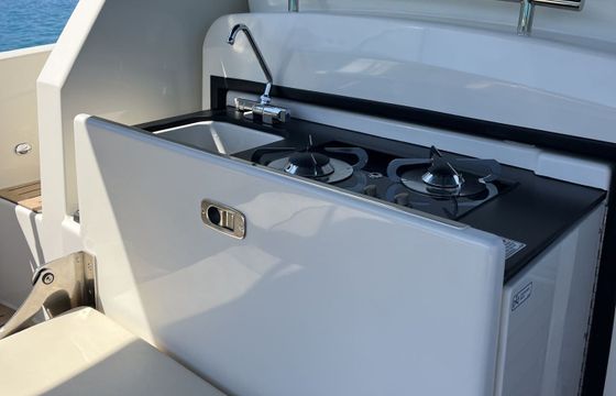 Motorboat Quicksilver Activ 875 Sundeck 450hp