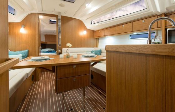 Sailboat BAVARIA Cruiser 37 R 11.3m