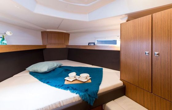 Sailboat BAVARIA Cruiser 37 R 11.3m