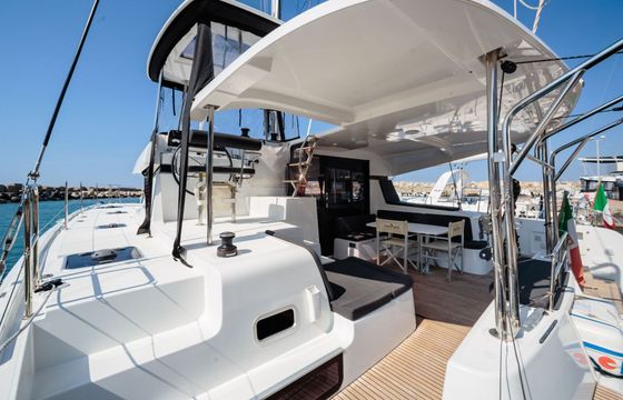 Catamaran LAGOON 42 12.8m