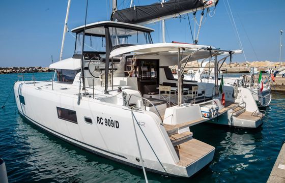 Catamaran LAGOON 42 12.8m