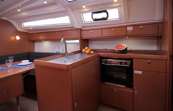 Sailboat Bavaria Yachtbau Bavaria Cruiser 37 - 3 cab. 11.3m