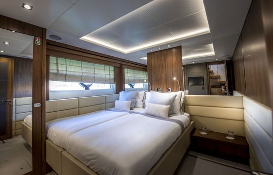 Motorboat Sunseeker 86 Yacht 960hp