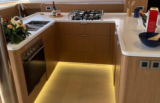 Catamaran Bali 5.8-5 cabin 17m
