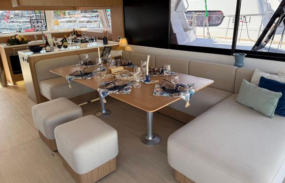 Catamaran Bali 5.8-5 cabin 17m