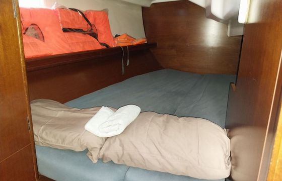 Sailboat Beneteau OCEANIS 331 10m