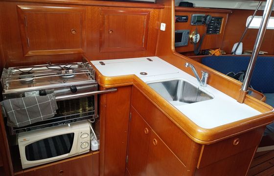 Sailboat Beneteau OCEANIS 331 10m