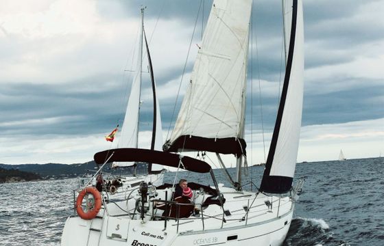 Sailboat Beneteau OCEANIS 331 10m