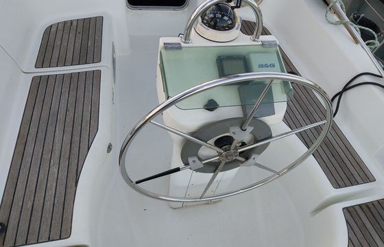 Sailboat Beneteau OCEANIS 331 10m