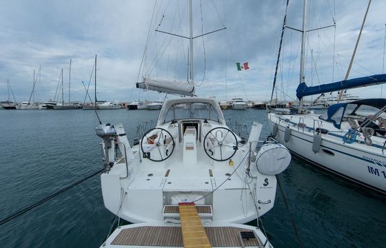 Sailboat BENETEAU OCEANIS 35.1 10.45m