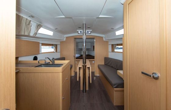 Sailboat BENETEAU OCEANIS 35.1 10.45m