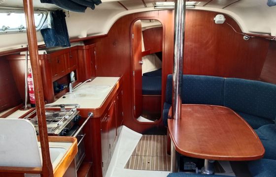 Sailboat Beneteau Oceanis 351 10.4m