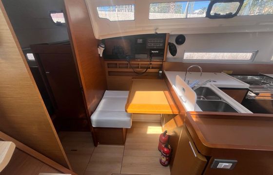Sailboat Sun Odyssey 410 12m