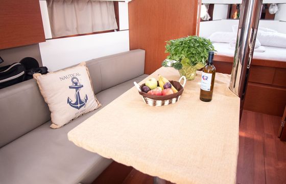 Sailboat BENETEAU OCEANIS 38.1 11.5m