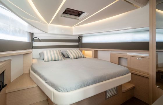 Motorboat Jeanneau DB/37 640hp