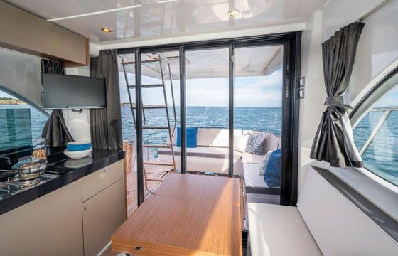 Motorboat Beneteau Antares 11 Fly 600hp