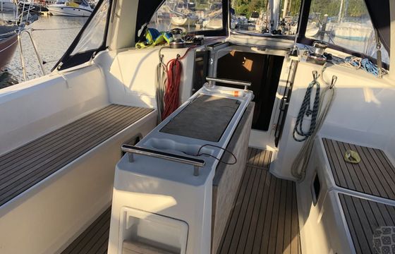 Sailboat Beneteau Oceanis 38 11m