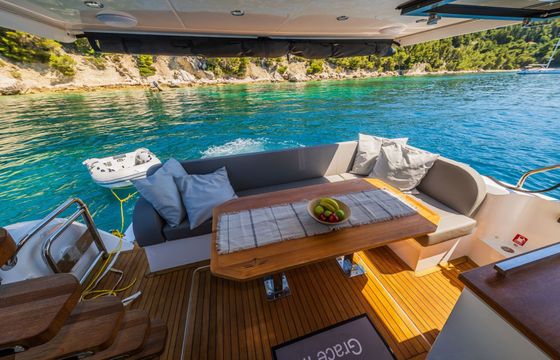 Motor yacht Sealine Sealine F430 880hp